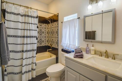 Et badeværelse på Port Angeles Apartment Near Olympic Natl Park!