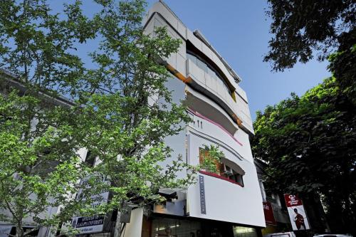 un edificio con un cartel en el costado en OYO Townhouse 1090 G SILVER HOTELS NEAR US BIOMETRIC en Chennai