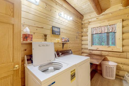 a washer and dryer in a log cabin at Misty Mountain Lodge in Tillamook