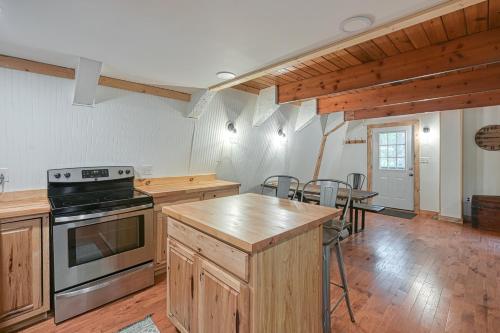 Kuchyň nebo kuchyňský kout v ubytování Woodsy Way Cabin