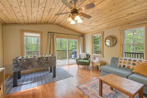 Posezení v ubytování Woodsy Way Cabin