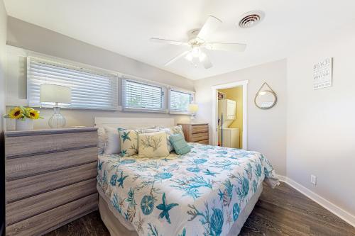 een slaapkamer met een bed en een plafondventilator bij Sea Colony --- 39353 W Pine Ct #1009C in Bethany Beach