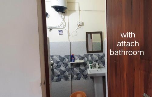 a bathroom with a sink and a mirror at Alaknanda Homestay in Karnaprayāg