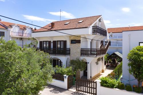 Apartments with parking spaces Vodice - 21216
