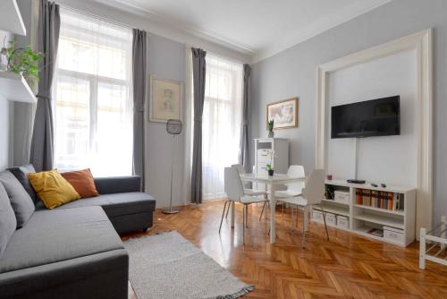 sala de estar con sofá y mesa en Dohany Design Apartments, en Budapest