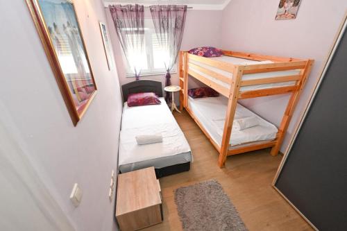 Ένα ή περισσότερα κρεβάτια σε δωμάτιο στο Family friendly house with a swimming pool Ninski Stanovi, Zadar - 17812