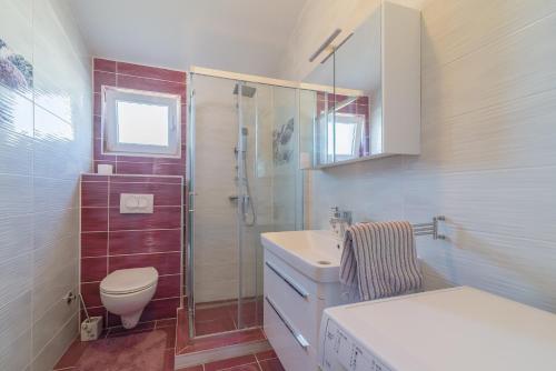 Ένα μπάνιο στο Family friendly house with a swimming pool Ninski Stanovi, Zadar - 17812