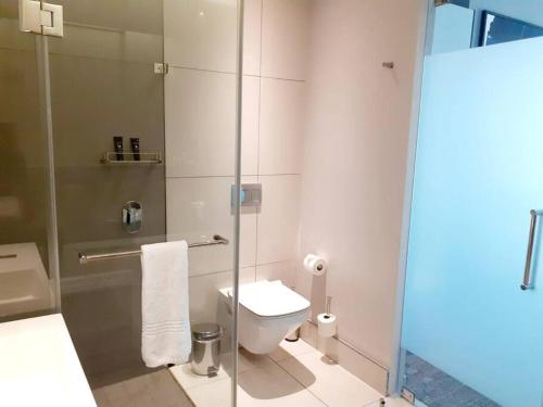 530 on the Parks في جوهانسبرغ: حمام به مرحاض و كشك دش زجاجي