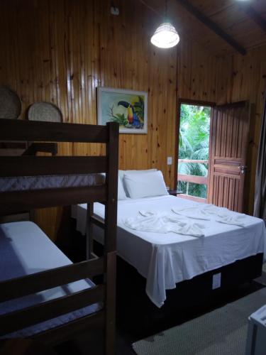 een slaapkamer met 2 stapelbedden en een raam bij Pousada da Serra Petar in Iporanga