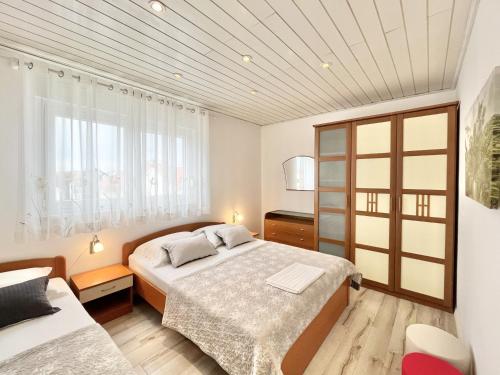 Apartments with parking space Vodice - 21305