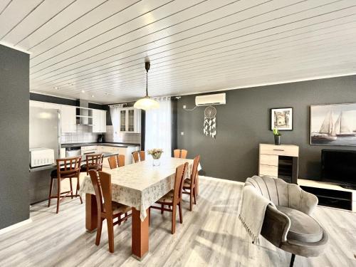 Apartments with parking space Vodice - 21305