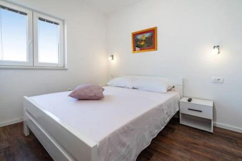 - une chambre blanche avec un grand lit et 2 fenêtres dans l'établissement Holiday House "Jere & Leon" - Villa With Sea View, à Ljubač