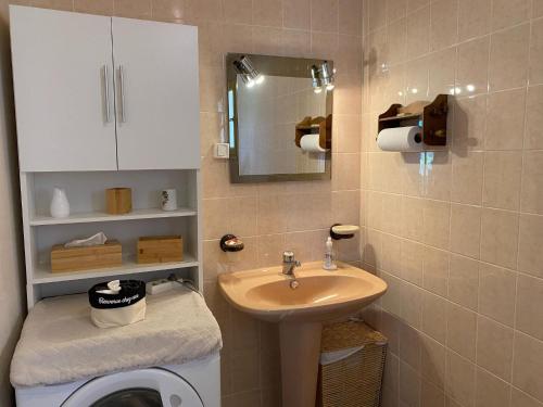 une salle de bain avec un lavabo, des toilettes et un miroir dans l'établissement Country House near Barneville Coastline, à Saint-Maurice-en-Cotentin