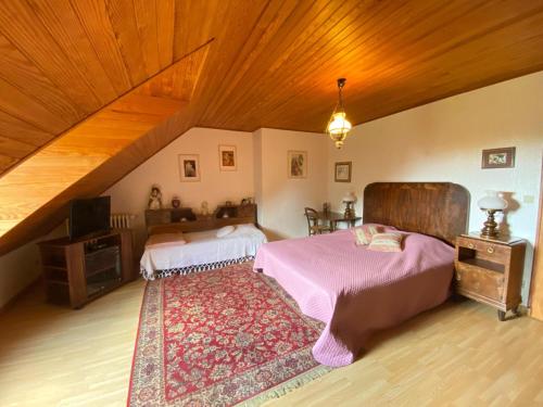 une chambre avec deux lits et un plafond en bois dans l'établissement Country House near Barneville Coastline, à Saint-Maurice-en-Cotentin