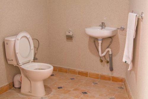 łazienka z toaletą i umywalką w obiekcie Toubkal Views w mieście Imlil