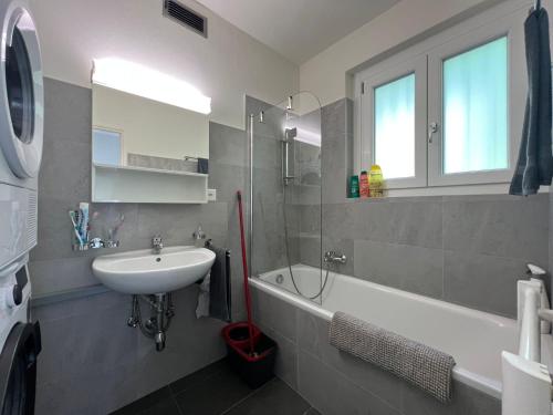 uma casa de banho com um lavatório e uma banheira e um lavatório em Villetta/5Rent em Muzzano