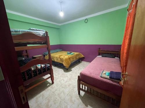 1 Schlafzimmer mit 2 Etagenbetten und 1 Bett in der Unterkunft CANGO in Humahuaca