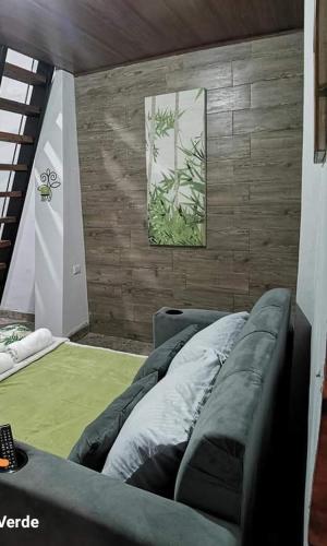 Cabaña Bambú في كرتاغو: غرفة بها أريكة وصورة على الحائط