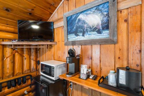 a room with a microwave and a tv and a microwave at The Bucking Moose in West Yellowstone