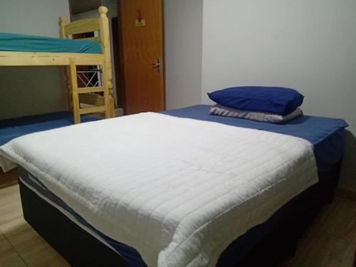 a bed in a room with a bunk bed at Em Busca Hostel in Bonito