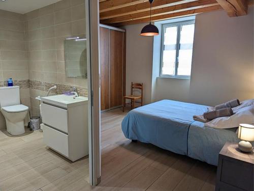 Un pat sau paturi într-o cameră la Gîte Salles-de-Barbezieux, 5 pièces, 8 personnes - FR-1-653-87