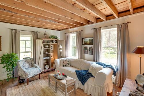 un soggiorno con divano bianco e 2 finestre di 12-Acre Vacation Rental in the Berkshires! a Hawley