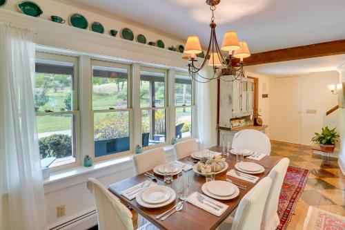 una sala da pranzo con tavolo, sedie e finestre di 12-Acre Vacation Rental in the Berkshires! a Hawley