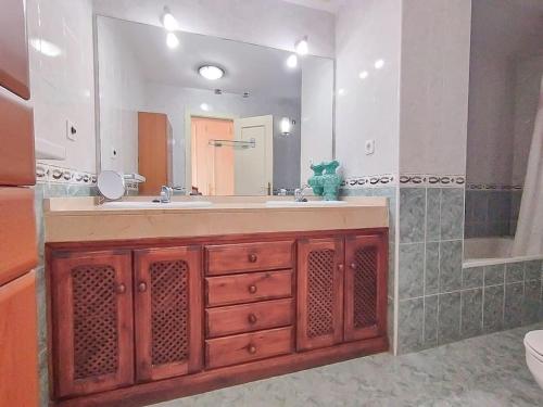 Kúpeľňa v ubytovaní Spacious 4 bedroom with parking in town centre, Nerja