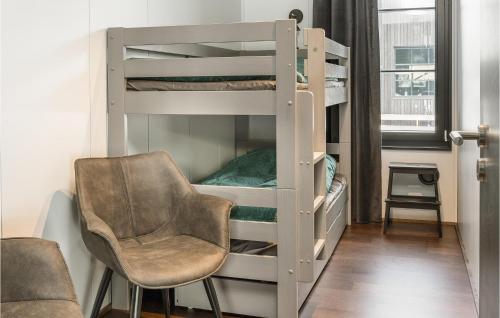 Cette chambre comprend 2 lits superposés et une chaise. dans l'établissement Amazing Home In Slen With Wifi, à Stöten
