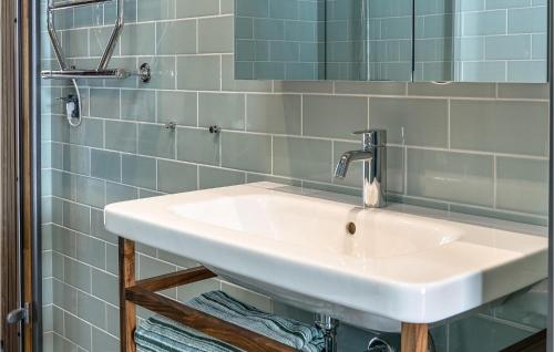 W łazience znajduje się biała umywalka i lustro. w obiekcie Amazing Home In Slen With Wifi w mieście Stöten