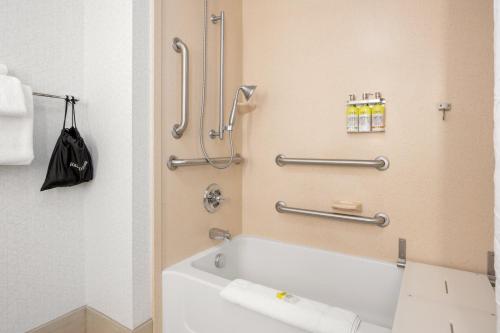 a bathroom with a bath tub in a hotel room at Holiday Inn Express Hotel & Suites Marysville, an IHG Hotel in Marysville