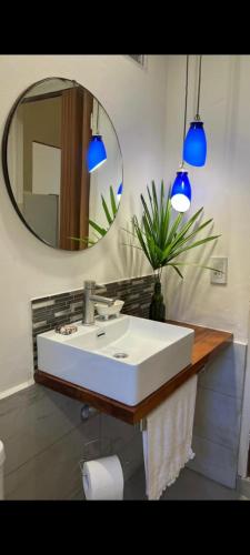 La salle de bains est pourvue d'un lavabo blanc et d'un miroir. dans l'établissement Dpto El Bonito Posadas, à Posadas