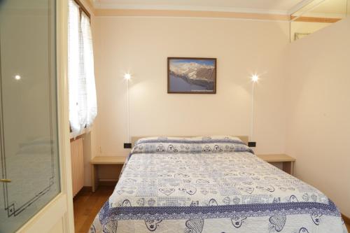 ベルガモにあるCentral House Bergamoのベッドルーム(ベッド1台、窓付)