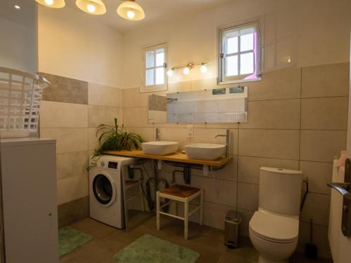 ein Badezimmer mit 2 Waschbecken und einer Waschmaschine in der Unterkunft Gîte La Bachellerie, 4 pièces, 6 personnes - FR-1-616-294 in La Bachellerie