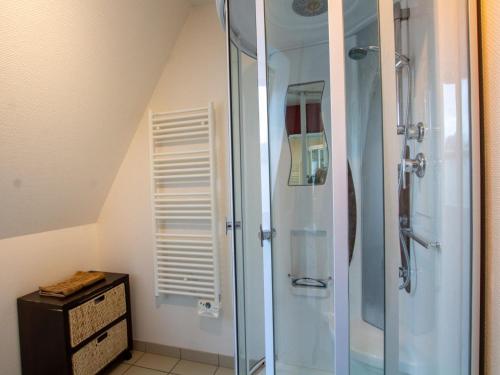 a bathroom with a shower and a sink at Charmant gîte avec jardin, clim, wifi, proche Sarlat et rivière Dordogne, animaux bienvenus - FR-1-616-310 in Carlux