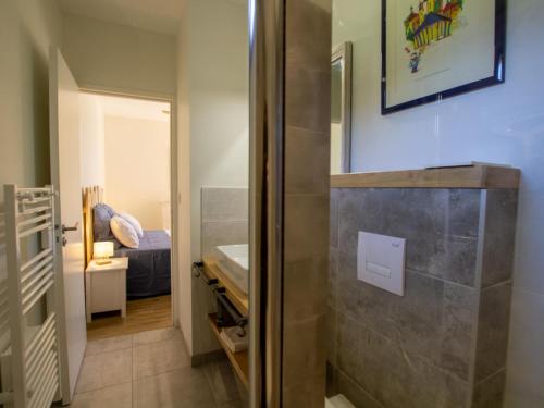 Ένα μπάνιο στο Gîte confortable avec piscine privée et jardin clos en Dordogne - FR-1-616-319
