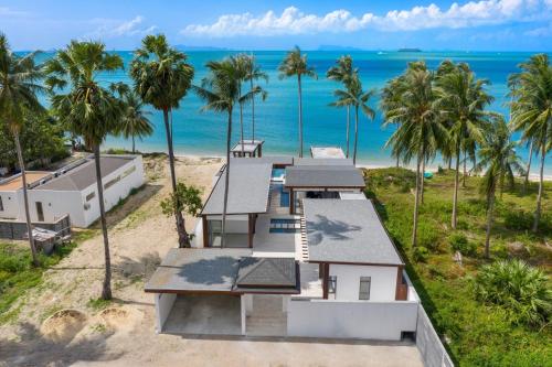 苏梅岛Villa Hanna Luxury Beachfront Koh Samui的海滩上房屋的空中景致
