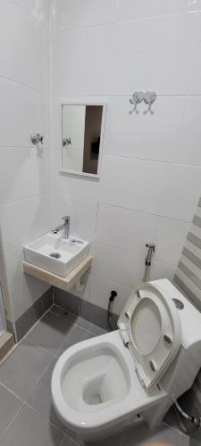 a bathroom with a toilet and a sink at HOTEL SHAFURA 3 in Cukai