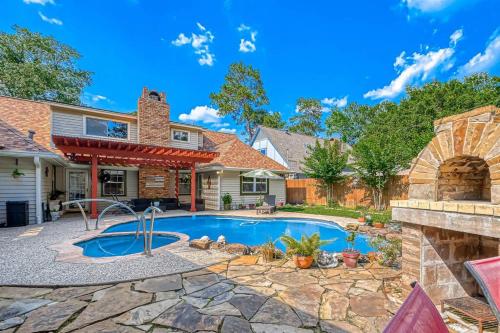 um quintal com uma piscina e uma casa em Houston’s 4 BR 2B with Pool em Houston