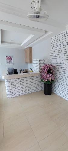 uma cozinha com um vaso de flores num quarto em HOTEL SHAFURA 3 em Cukai