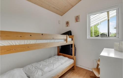 HemmetにあるBeautiful Home In Hemmet With 3 Bedrooms And Wifiのベッドルーム1室(二段ベッド2台、窓付)が備わります。