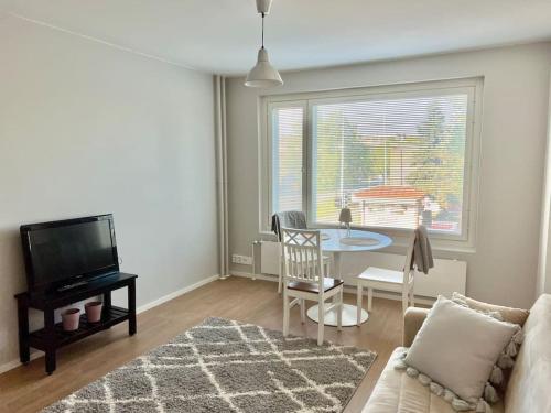 een woonkamer met een bank en een tafel bij Apartment Kustaa in Kokkola