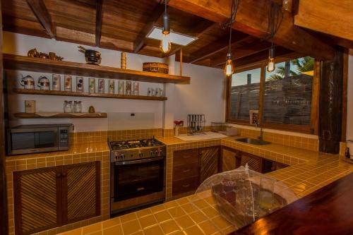 eine Küche mit Holzschränken und einem Herd mit Backofen in der Unterkunft CASA REBEQ in Cusco