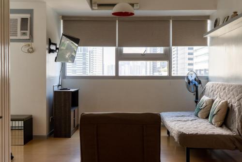 Televisyen dan/atau pusat hiburan di Prime Avant BGC Location Apartments by PH Staycation