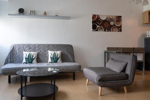 Ruang duduk di Prime Avant BGC Location Apartments by PH Staycation