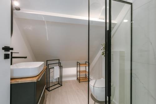 A bathroom at Beautiful modern holiday house with private garden