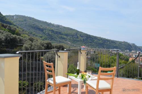 - Balcón con mesa y 2 sillas y montaña en Il Rivolo, en Sorrento
