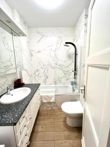 une salle de bain blanche avec un lavabo et des toilettes dans l'établissement New - cosy & nice Apartment in Palais Miramar, à Cannes