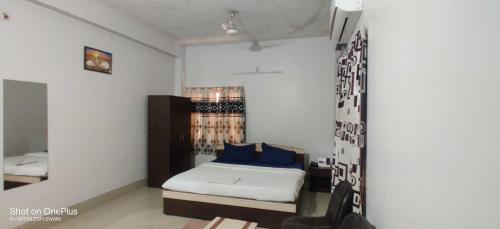 a small bedroom with a bed and a mirror at OYO Flagship 81322 Laxmi Palace in Rourkela