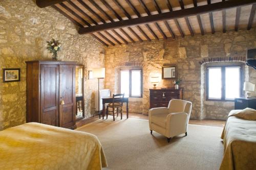 a bedroom with two beds and a table and chairs at I Costanti in Caldiero